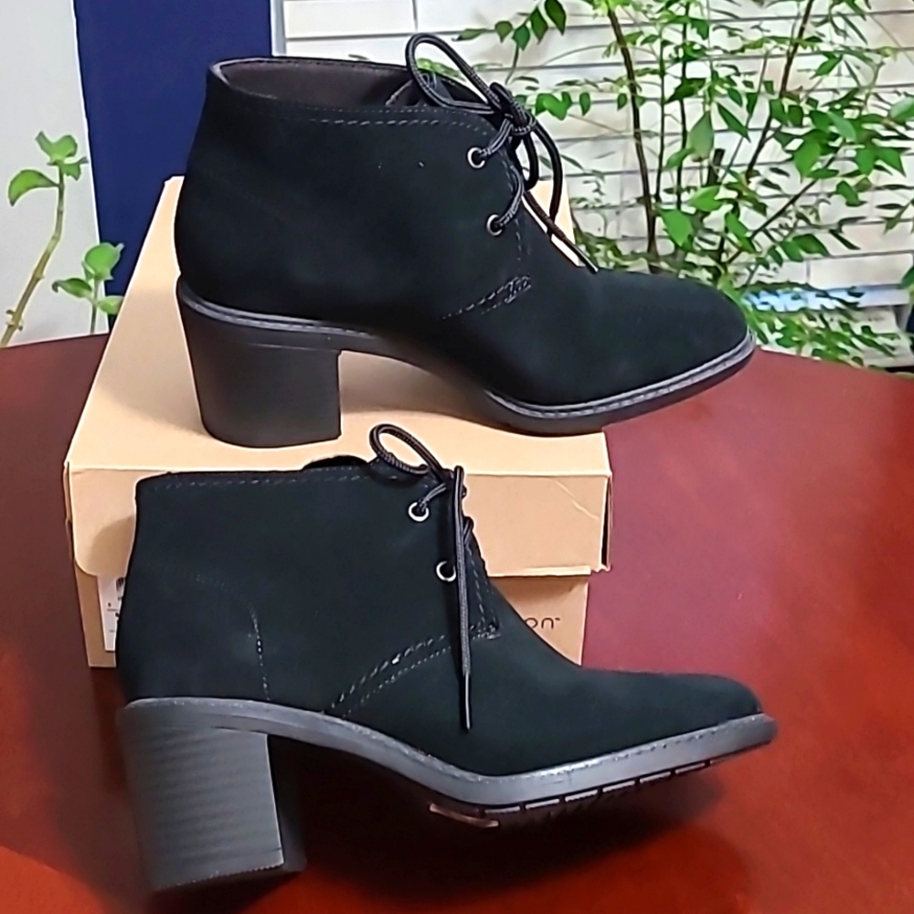 NWT Clark's Suede ankle boots. Black.
